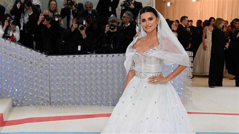 Pen Lope Cruz Se Viste De Novia En La Gala Met Con Un Espectacular E