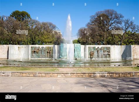 Fuente De Agua En La Plaza Independencia En Mendoza Argentina