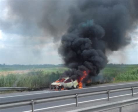 Autoturism cuprins de flăcări pe autostradă