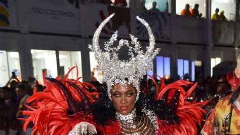 De Lente Vermelha E Seios De Fora Erika Januza Exibe Corp O E Rouba A