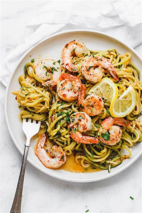 Les Crevettes Au Beurre Citronné Avec Nouilles de Courgettes Une