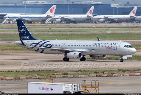 B China Eastern Airlines Airbus A Wl Photo By Flanker Yu