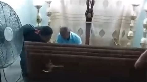 Abuelita despierta dentro de su ataúd en medio de su funeral nota de