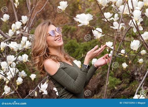 Jeune Femme Blonde Pr S Du Parc De Fleurs D Arbre Magnolia En Fleurs Au Printemps Le Jour