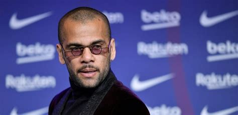 Daniel Alves receberá R 6 5 milhões do Tesouro espanhol e quer usar