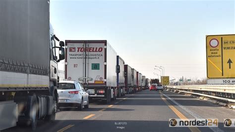 Autostrada Sciopero Al Porto Di Trieste Aree Di Sosta Piene Coda In