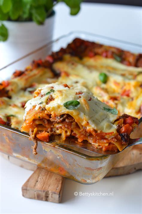 Lasagne Bolognese Met Gehakt Bechamelsaus Recept Betty S Kitchen