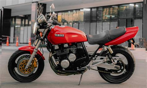 A Yamaha XJR400 neo sports café racer youll fall in love with