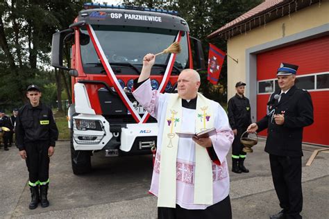 Uroczystość przekazania i poświęcenia wozu ratowniczo gaśniczego dla