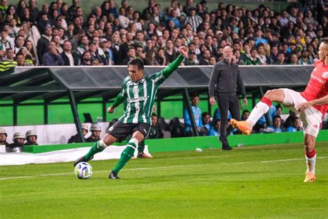 Atua Es Enm Coritiba Joga Melhor Cria Chances Mas Defesa Falha Em