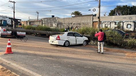 Carro Bate Em Poste E Interdita A Via Expressa Em Contagem MG