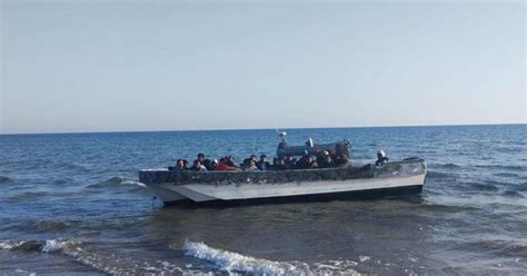 Barcone Con 32 Migranti A Bordo Si Incaglia Lungo Le Coste Del Ragusano