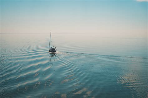 유토이미지 Sailing boat traveling in the calm open sea Blurred motion