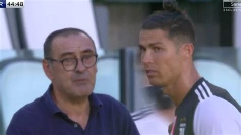 Cristiano Ronaldo Si Lamenta Con Sarri Durante Juventus Torino