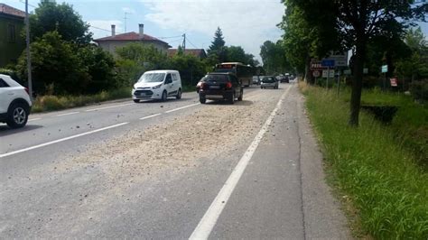 Preganziol Camion Perde Il Carico Terraglio Invaso Dai Sassi