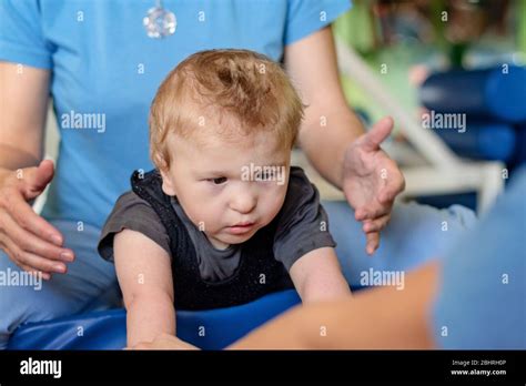 Retrato De Un Niño Con Parálisis Cerebral En Fisioterapia En Un Centro De Terapia Infantil El