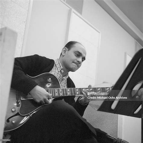 Guitarist Joe Pass Performs During A Recording Session Circa 1963 In ニュース写真 Getty Images