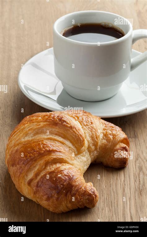 Frühstück mit croissant kaffee und Fotos und Bildmaterial in hoher