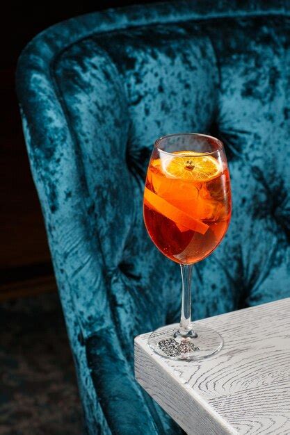 Copo De Coquetel Aperol Spritz Gelado Servido Em Um Copo De Vinho