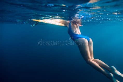 Unterwasserfrau Im Blauen Bikini Mit Dem Surfbrett Das Im Ozean Sich