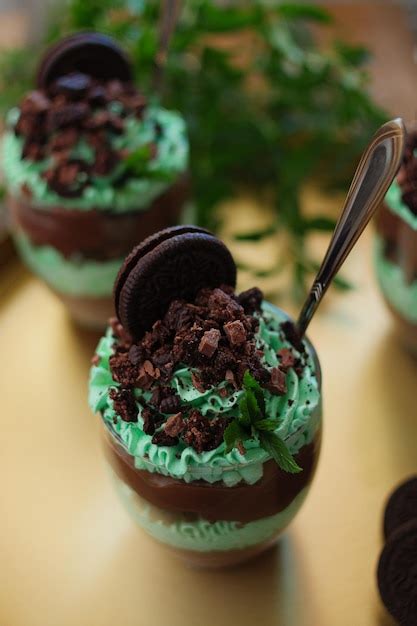 Disparo Vertical De Un Vaso De Parfait De Chocolate Y Menta Sobre Una