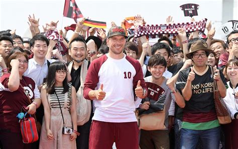 J1神戸：ポドルスキ来日 1000人のファン出迎え 写真特集16 毎日新聞