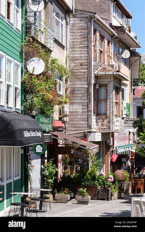 Istanbul Turkey T Rkiye Uskudar Street Scene Houses And Satellite