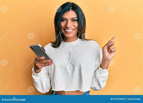 Joven Transexual Latina Transexual Mujer Usando Smartphone Y Auriculares Sonriendo Feliz