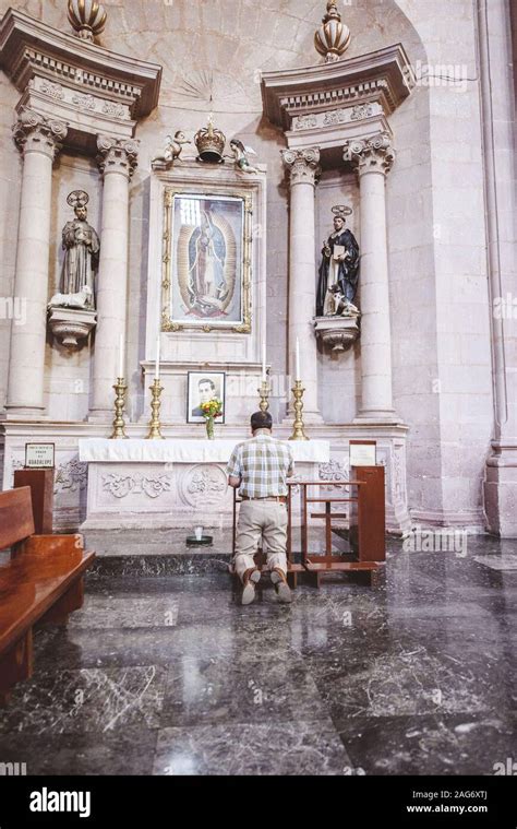 Hombre De Rodillas Rezando Fotograf As E Im Genes De Alta Resoluci N