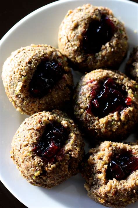 Cookies crudivores aux pistaches et à la confiture de cassis vegan