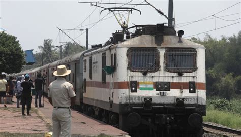 Incidente Ferroviario In India Tra Due Treni Nel Disastro Si Contano