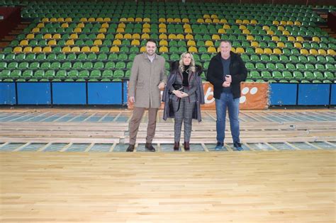 POČELI RADOVI NA POSTAVLJANJU NOVOG SPORTSKOG PARKETA U DVORANI MIRSAD