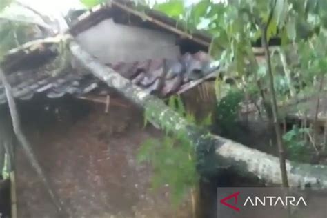 Puluhan Rumah Di Bojongpicung Cianjur Rusak Akibat Puting Beliung