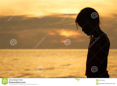 Portrait De La Petite Fille Blonde Triste Se Tenant Sur La Plage Image