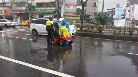 新聞 誇張「車禍」！92歲翁騎電動代步車 輾過婦人壓車底 看板car Ptt網頁版