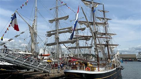 Visiteurs Aux F Tes Maritimes De Brest Ici