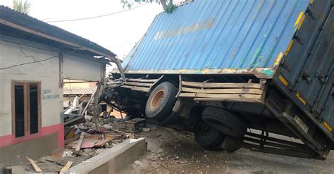 Diduga Rem Blong Truk Di Cianjur Tabrak Rumah Hingga Tewaskan Satu Warga