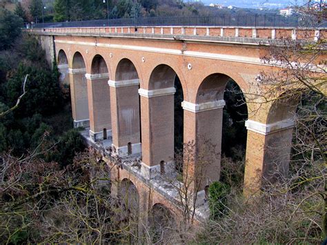 Minaccia Di Lanciarsi Da Un Ponte E Suicidarsi Ragazza Salvata In