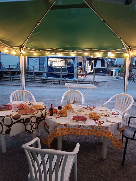 Por Alguna Raz N La Mesa Que Prepararon Para Una Cena Con Los Amigos De