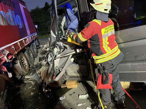 Plettenberg Schwerer Verkehrsunfall Mit Einer Eingeklemmten Person