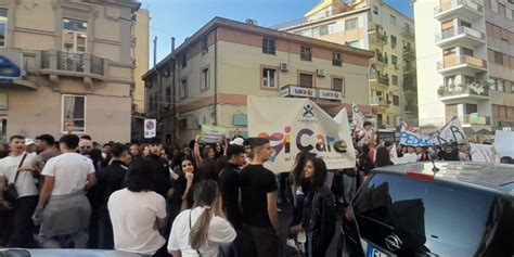 Crotone Studenti In Piazza Contro Il Piano Di Dimensionamento