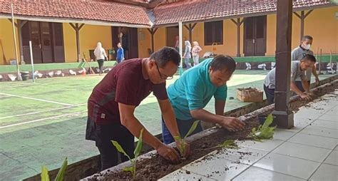 Tindak Lanjut Instruksi Pj Gubernur Pegawai Dkpus Tanam Sayur Dan