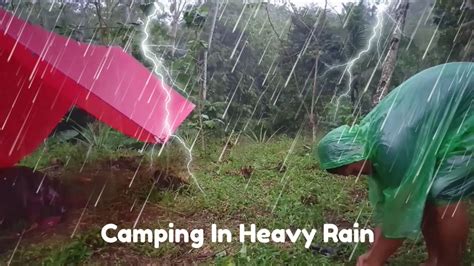 CAMPING HUJAN DERAS DI TERPA HUJAN SAAT MEMBANGUN TENDA HUJAN