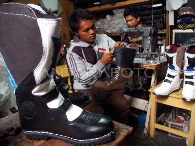 Produksi Sepatu Boot Antara Foto