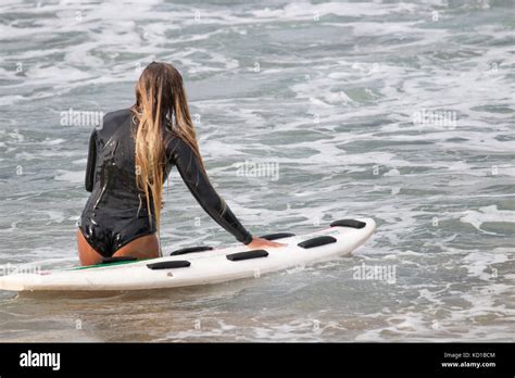 Blonde Neoprenanzug Sport Fotos Und Bildmaterial In Hoher Aufl Sung