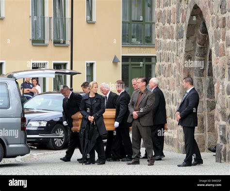 Der Sarg von Horst Kasner, der Vater von Angela Merkel, wird am Samstag (10.09.2011) in Templin ...