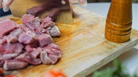 El Carnicero Corta Una Gran Pieza De Carne Seleccionada Sobre Una Mesa