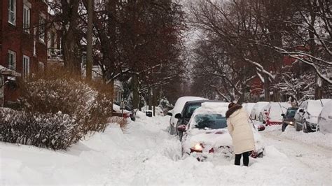 Storm dumps nearly 30 centimetres of snow on Montreal | CBC News