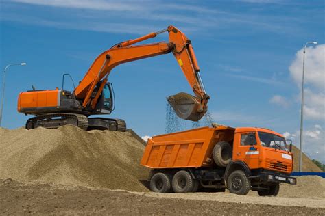 3 Crucial Safety Tips for Dump Truck Hauling & Heavy Equipment ...