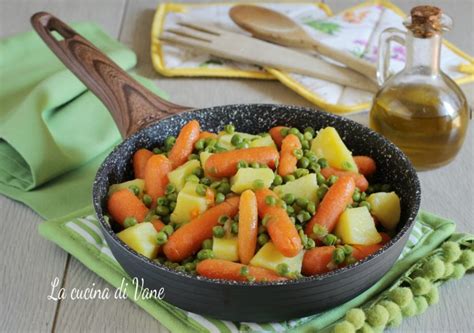 Contorno Di Patate In Padella Con Piselli E Carote Piatto Vegetariano